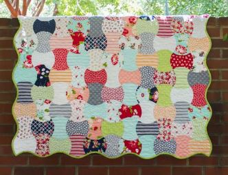 Fat quarter quilt pattern with curved shapes