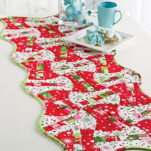 Christmas quilted table runner with curved edges free pattern