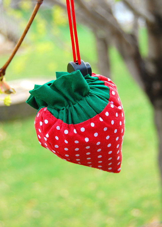 Fold-up strawberry tote bag pattern