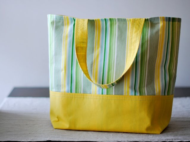 Large tote bag with flat bottom